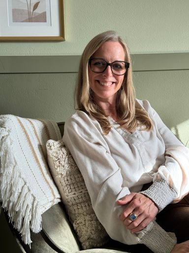 Karen Wunram mit Brille im Sessel ihrer Beratungsräume